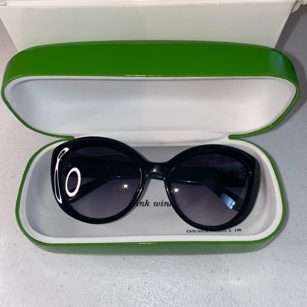 Kate Spade ♠️ Stylish Black Sunglasses
With Kate spade box and cloth